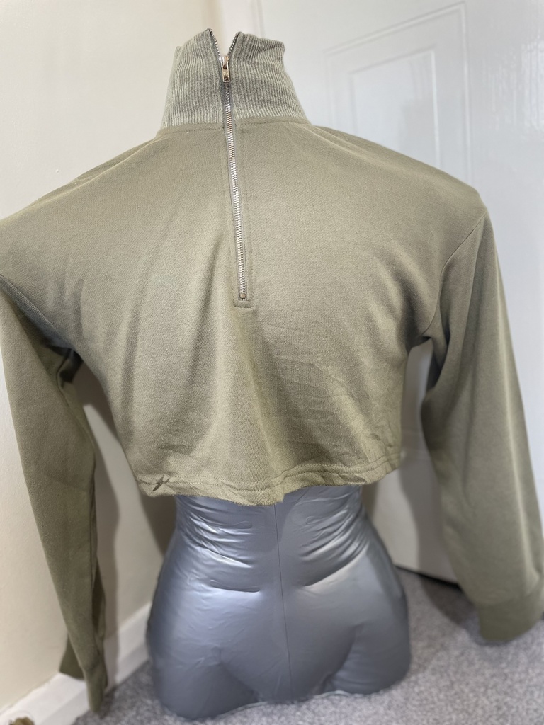 Green Short model sweatshirt