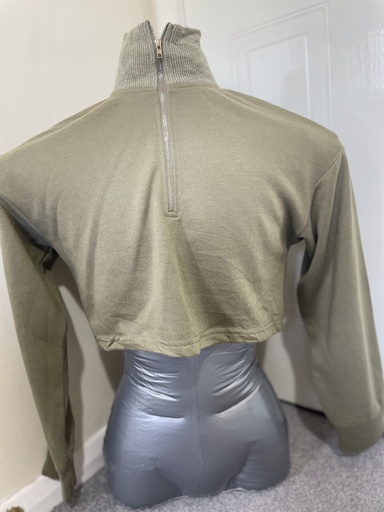 Green Short model sweatshirt